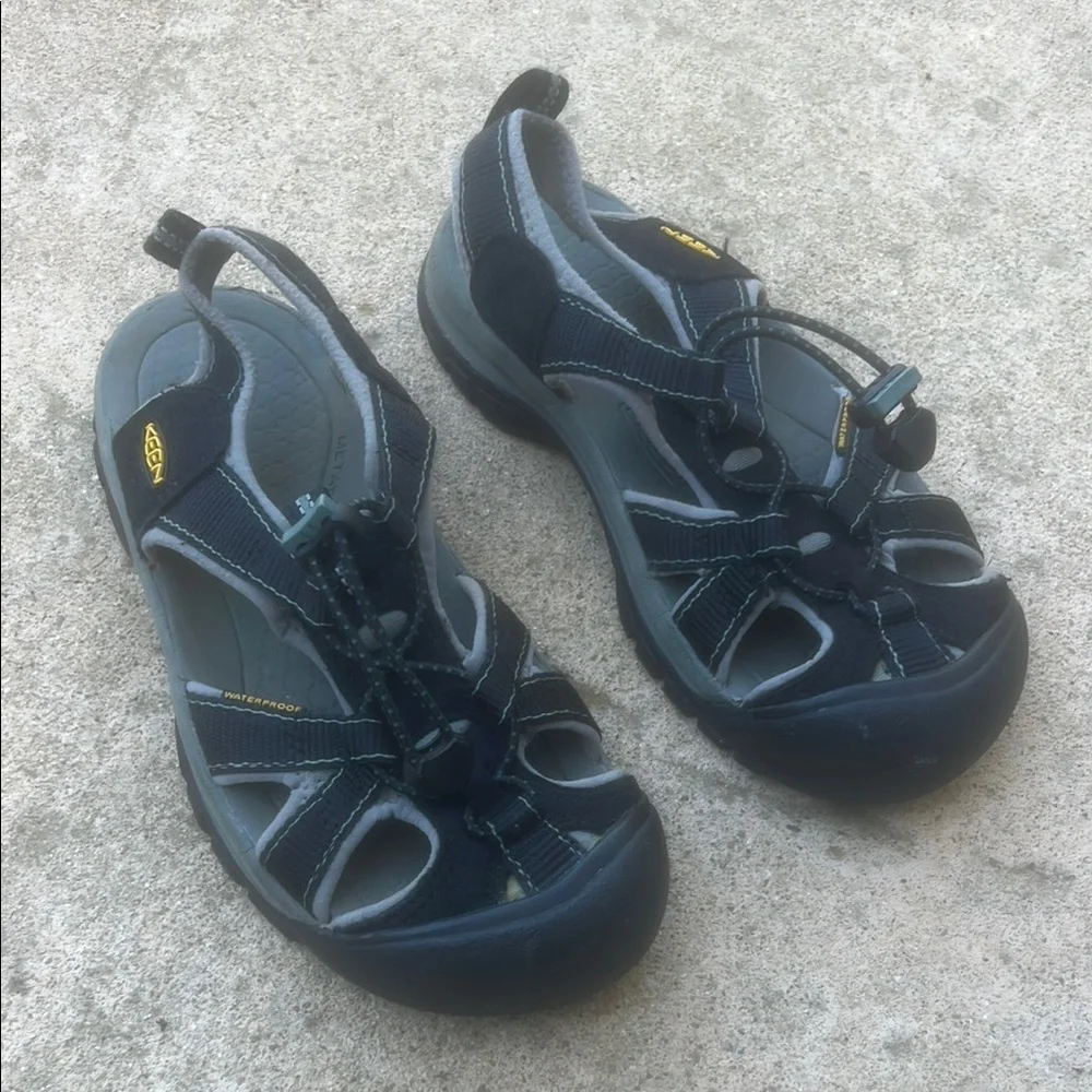 KEEN Newport H2 Closed Toe Black Water Sandal Women's Size 6